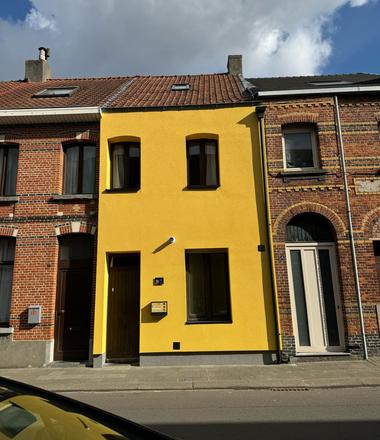 Gele crepi gevel in Sint-Niklaas