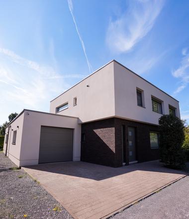 Spuitkurk en steenstrips gevel in Hofstade