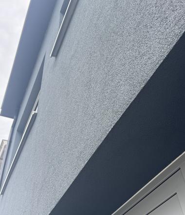 Antraciet crepi op rijhuis in Zwijndrecht