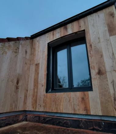 Gevelisolatie en crepi met houtafwerking in Kapellen