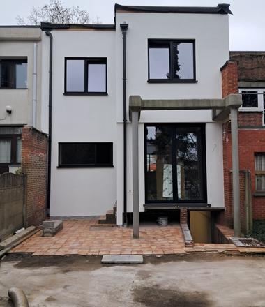 Gevelrenovatie in Wilrijk met witte crepi