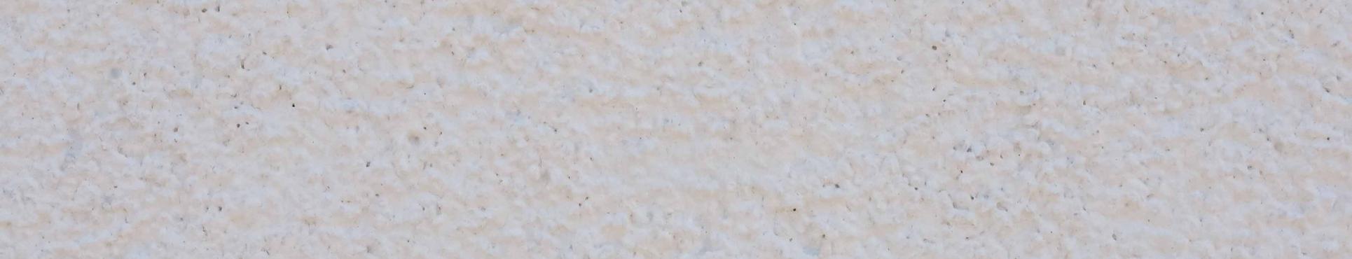 Gevelrenovatie met witte crepi in Waregem en granulaatplint