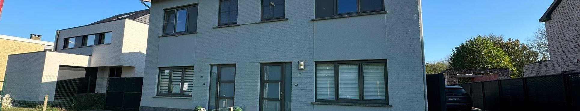 Liège projeté directement sur deux maisons à Sinaai